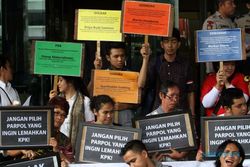 FOTO AKTIVIS PEMBERANTASAN KORUPSI : Aksi Dukung KPK