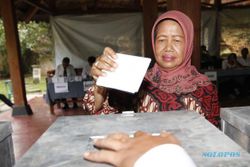 PILPRES 2014 : Ibunda Jokowi Nyoblos di TPS 22 Manahan