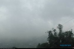 GUNUNG MERAPI ERUPSI : Hujan Pasir, Status Gunung Merapi Normal