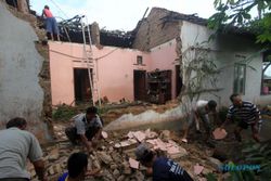 ANGIN KENCANG KARANGANYAR : Puting Beliung Terjang Gondangrejo, Puluhan Rumah Rusak