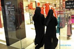 Arab Saudi Larang Pria Jual Parfum dan Kosmetik kepada Wanita