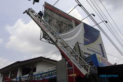 PILPRES 2014 : Ratusan Atribut Kampanye di Bantul Dibongkar Paksa