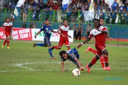 FOTO PSIM YOGYAKARTA VS PSBK BLITAR : Terjungkal Saat Berebut Bola