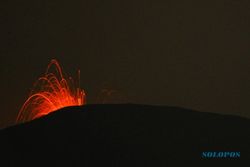 FOTO GUNUNG SLAMET MELETUS : Pijar Material Vulkanis Terlihat dari Jauh