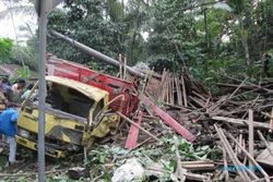 FOTO KECELAKAAN KLATEN : Truk Pasir Hajar Rumah Warga Kemalang