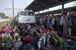 FOTO PENUMPANG KRL DEMO : Menahan Kereta Argo Parahyangan