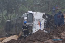 FOTO KECELAKAAN KA MALABAR : Mengevakuasi bogie lokomotif KA Malabar