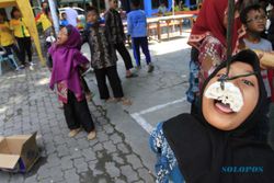 FOTO HUT KE-29 THR SRIWEDARI : Lomba makan kerupuk