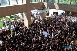 FOTO AKUISISI BTN : Ribuan Karyawan Demo di Bank BTN