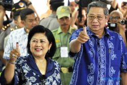 Jelang Akhir Pemerintahan SBY, Ani Yudhoyono Bagi Bantuan untuk Guru