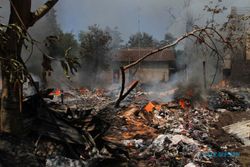 KEBAKARAN KARANGANYAR : Warga Panik Kobaran Api Sisa Kebakaran Muncul