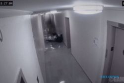 KISAH MISTERI : Heboh, Ini Rekaman CCTV Bayangan Hitam Seret Pria di Koridor Gedung
