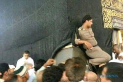 BERITA TERPOPULER : Dari Polisi Arab Sandarkan Kaki di Kakbah Hingga Fadli Zon Ralat Soal PAD Solo