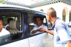 FOTO JOKOWI CAPRES : Jokowi Salami Warga Solo