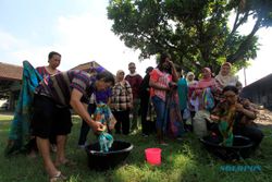 FOTO PELATIHAN KEWIRAUSAHAAN : Peserta Pelatihan Mencuci Kain Batik