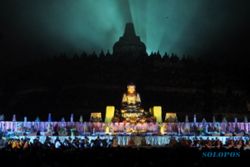FOTO HARI WAISAK 2014 : Belasan Ribu Umat Meditasi di Borobudur