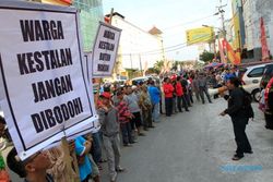 AKSI MASYARAKAT : Merasa Tak Dilibatkan, Warga Demo Mal Luwes Kestalan