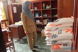 WARGA TOLAK RASKIN : Warga Sidorejo Tolak Raskin, 217 Kilogram Beras Mangkrak di Balai Desa