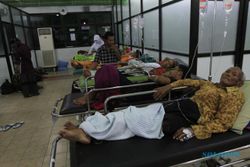 RS MOEWARDI SOLO PENUH : Tak Ada Kamar, Pasien Pun Tidur di Lorong