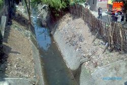 KEBERSIHAN LINGKUNGAN : Peserta Prokasih Tolak Bersihkan Sungai di Jl. Wahidin