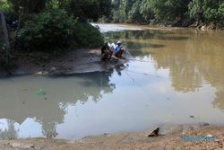 FOTO SUNGAI MBEDAAN : Warga Solo Memancing di Air Tercemar