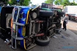 FOTO KECELAKAAN TEGAL : Minibus Terguling di Jalur Jalan Pantura Jawa