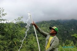 PIPA AIR MERAPI PECAH : Sukarelawan Sisir Lereng Merapi di Antara Jurang Sedalam Ratusan Meter