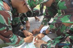FOTO PUSDIKTOP TNI AD : Tentara Berlatihan Navigasi di Alun-Alun