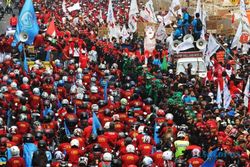 HARI BURUH 1 MEI : Kecewa UMP DKI Jakarta, Buruh Usung Keranda Jokowi-Ahok