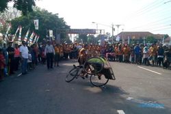 HUT KE-268 SRAGEN : Wah, Serunya Drag Race 100 Becak Saat Ultah Sragen