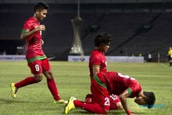 FOTO TIMNAS U-23 VS DOMINIKA : Alfin Ismail Tuasalamony Sujud Syukur