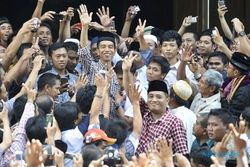 FOTO JOKOWI CAPRES : Jokowi Salat Jumat saat Kampanye di Cilacap