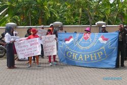 AKSI PEDAGANG : PKL Jl. Veteran di Sukoharjo Demo Lagi