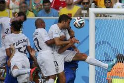 HASIL AKHIR ITALIA VS URUGUAY : Gol Tunggal Godin Bawa Uruguay ke 16 Besar