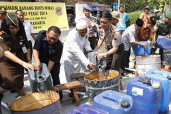 FOTO MIRAS SOLO : Solo Musnahkan 1.993 Liter Minuman Beralkohol