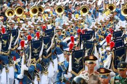FOTO PAWAI TUPDIK TARUNA AAU :  Calon Perwira Muda TNI AU Berpamitan