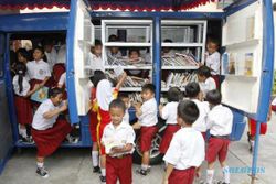 FOTO PERPUSTAKAAN KELILING : Tumbuhkan Minat Baca dengan Pinjam Buku