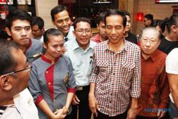 FOTO JOKOWI CAPRES : Jokowi Makan Malam Bersama Gus Karim