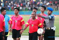 FOTO PSIM VS MADIUN PUTRA FC : Wasit Dikawal Polisi Seusai Laga