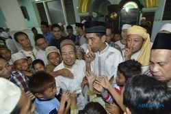 FOTO JOKOWI CAPRES : Jokowi Tarawih di Masjid Ali Akbar Sidosermo