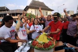 JOKOWI CAPRES : Pedagang Pasar Gede Beraksi Dukung Jokowi-JK