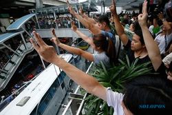 KRISIS POLITIK THAILAND : Salam Tiga Jari Hunger Games Simbol Anti Junta Militer