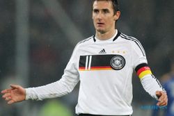BINTANG TIM JERMAN : Miroslav Klose Rayakan Ulang Tahun dengan Tarian Tradisional