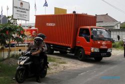 FOTO PILPRES 2014 : Polisi Kawal Distribusi Logistik Pemilu