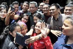 FOTO AGENDA PRESIDEN : Di Cikeas, SBY Diajak Foto Selfie Wartawan