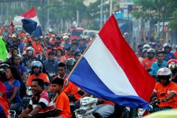 FOTO PERAYAAN KEMENANGAN BELANDA : Suporter Belanda Rayakan Kemenangan di Ambon