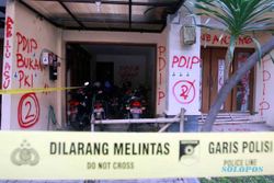 FOTO PILPRES 2014 : Massa PDIP Bantah PKI, Kantor TV One Dicoreti