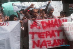 NAZAR AKUN “AHMAD DHANI” : Belasan Tunarungu Demo, Tuntut Dhani Segera Potong Kemaluan