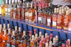 RAZIA PEKAT KARANGANYAR : Polisi Amankan Ratusan Botol Miras dari Rumah Warga