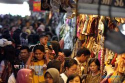 LEBARAN 2014 : Pedagang Pasar Beringharjo Tambah Stok Lima Kali Lipat